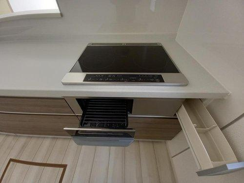 ラスト1棟　◆新生活応援キャンペーン中！　泉もえぎ台　2号棟　オール電化新築建売住宅☆・。のキッチン|同施工：キッチンの写真です。ＩＨクッキングヒーターは、火を使わないので消し忘れによる事故がなく安全ですね♪