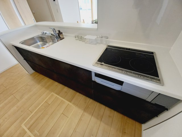 【泉もえぎ台　4号棟】　南向きの新築分譲住宅全4棟！のキッチン|同施工：キッチンの写真です。　とにかくものが多くなりがちなキッチン空間。システムキッチンは見た目スッキリなのに収納力たっぷりです♪さらに床下収納もあります。