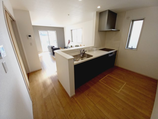 【泉もえぎ台　4号棟】　南向きの新築分譲住宅全4棟！のキッチン|同施工：システムキッチンは見た目スッキリなのに収納力たっぷりです♪さらに床下収納もあります。　また、リビングの様子を見ながらお料理出来ます。