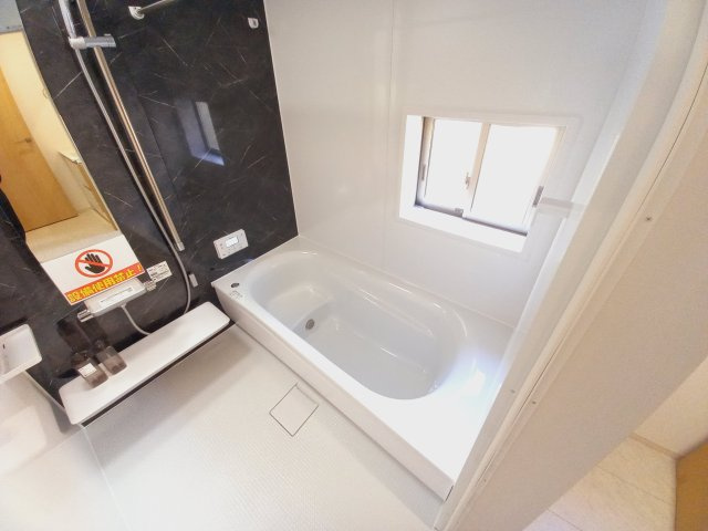 【泉もえぎ台　4号棟】　南向きの新築分譲住宅全4棟！の浴室|同施工：ユニットバスの写真です。　毎日の疲れを癒す広々とした浴室は、足を伸ばしてゆっくりとくつろげます♪　音楽を聴いたり、自分だけの特別な時間に・・・♪半身浴にピッタリですね♪