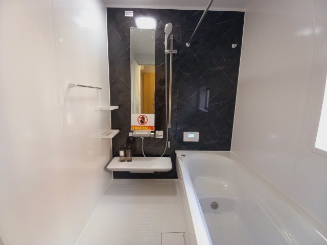 【泉もえぎ台　4号棟】　南向きの新築分譲住宅全4棟！の浴室|同施工：浴室の写真です。お子様と一緒にバスタイムを楽しめる広々空間。浴室乾燥機付で心地よいバスタイムを実現します♪　