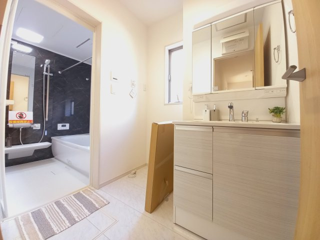 【泉もえぎ台　4号棟】　南向きの新築分譲住宅全4棟！の独立洗面台|同施工：洗面所の写真です。使い勝手の良い洗面台は、奥様の身支度の時間も楽しくなりそうですね。　すっきりと使えるように収納も豊富にご用意しています。