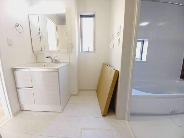 【泉もえぎ台　4号棟】　南向きの新築分譲住宅全4棟！の独立洗面台|同施工：洗面所の写真です。清潔感のある、使い勝手の良い洗面台は、朝が気持ちよく迎えられそうです。　ミラー扉の内側がすべて収納スペースになっています♪