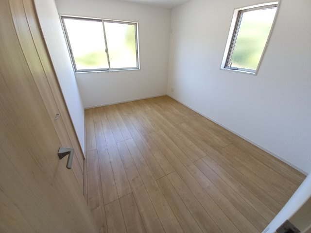 【泉もえぎ台　4号棟】　南向きの新築分譲住宅全4棟！の洋室|同施工：居室の写真です。子供部屋としても、寝室としても、どんなインテリアにしようか…選ぶ楽しみが増えますね♪　　
全室2面採光につきたっぷりの陽光と心地よい風が舞い込みます。