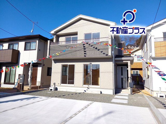 【泉もえぎ台　4号棟】　南向きの新築分譲住宅全4棟！の外観|同施工　外観の写真です！！　外壁仕上げ材は窯業系サイディング。裏面に付着した汚れが、雨水によって流れ落ちやすい「防汚機能付きサイディング」を採用。外壁の美しさが長持ちします♪
