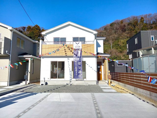 【泉もえぎ台　4号棟】　南向きの新築分譲住宅全4棟！の前面道路含む現地写真|同施工　外観の写真です！！過ごす時間が長いからこそ家族との繋がりが感じられるお家！にぎやかな声で日々の会話も弾む楽しい空間となります。家に帰宅するのがより一層楽しみになりますね♪
