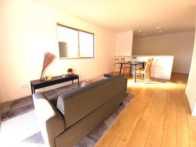 【泉もえぎ台　4号棟】　南向きの新築分譲住宅全4棟！の居間・リビング|同施工　リビングの写真です！！　　広いリビングで快適に、ゆったりと過ごせますね♪　　　フローリングは、汚れがつきにくく、日常のお手入れはから拭きだけで OKです♪