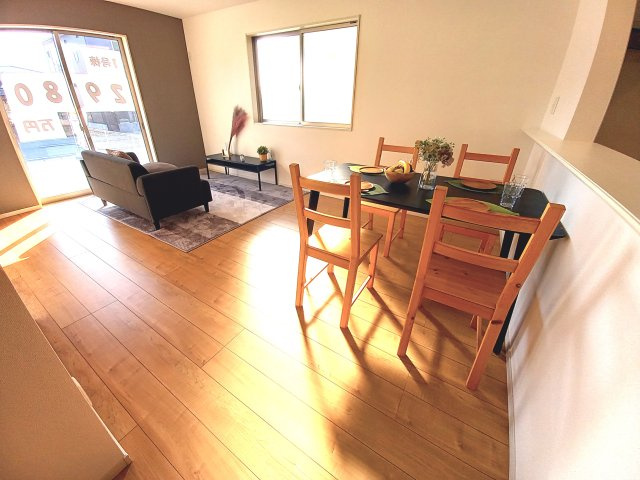 【泉もえぎ台　4号棟】　南向きの新築分譲住宅全4棟！の居間・リビング|同施工　リビングの写真です ！！　家族団らんの時間が増えそうなリビングですね。　低ホルムアルデヒド仕様の健康に配慮したフローリングとなっています。　