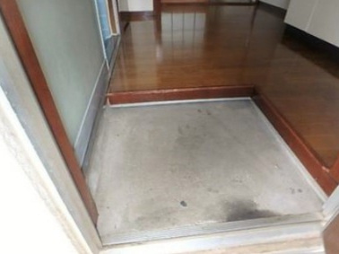 美好マンションの玄関