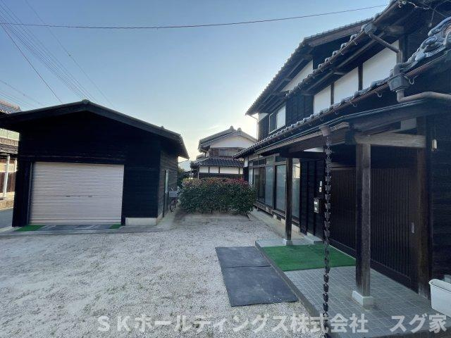 京都府京丹後市網野町島津 中古戸建の外観|シャッターつきガレージ