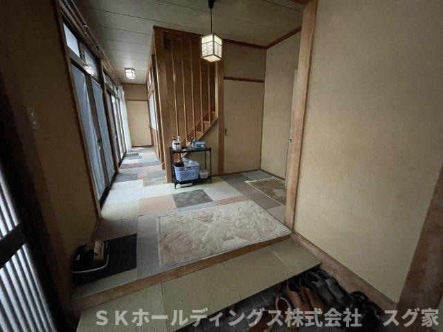 京都府京丹後市網野町島津 中古戸建の玄関|明るい玄関です