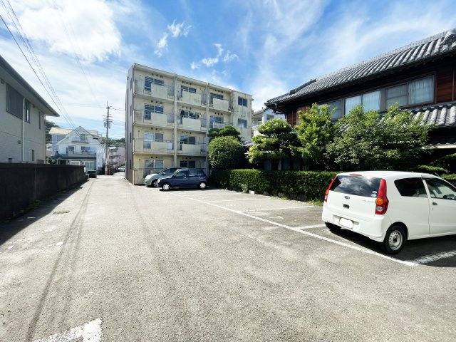 ブルーメ森井の駐車場