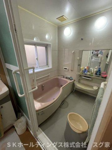 福知山市下天津の浴室|手摺つきで安全面も確保されたゆったりとした浴室