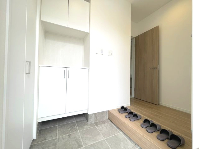 佐伯区皆賀１丁目　№35914の玄関|明るく開放的な
空間です。