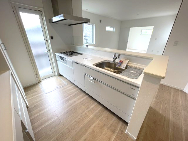 佐伯区皆賀１丁目　№35914のキッチン|リビング全体を見渡せる
対面式キッチンです。