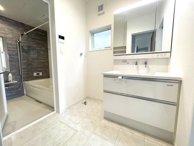 佐伯区皆賀１丁目　№35914の独立洗面台|シャワー付き洗面化粧台です。