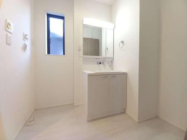 ◇内郷高坂町　2期　自慢したくなる、ハイセンスなデザイン♪　◇の浴室|同施工◆ユニットバスの写真です◆　一日の疲れを癒してくれそうですね♪
浴室は汚れにくくお掃除のしやすい工夫が凝らされています。
億劫な日々のお掃除もラクラクにしてくれます。

