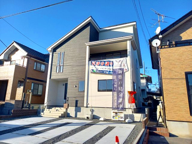 ◇内郷高坂町　2期　自慢したくなる、ハイセンスなデザイン♪　◇の外観|同施工◆外観の写真です◆　外壁仕上げ材は窯業系サイディング。裏面に付着した汚れが、雨水によって流れ落ちやすい「防汚機能付きサイディング」を採用。外壁の美しさが長持ちします♪