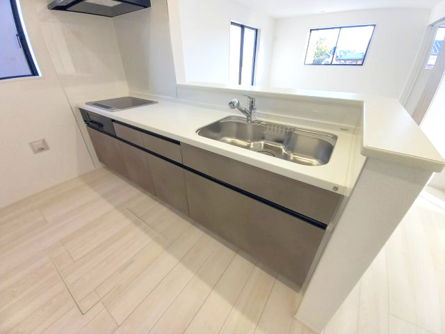 ◇内郷高坂町　2期　自慢したくなる、ハイセンスなデザイン♪　◇のキッチン|同施工◆キッチンの写真です◆　目の前にリビングが広がる対面キッチンを採用、キッチンからリビング全体を見渡せる子育て中のご家族にも嬉しい造りです！