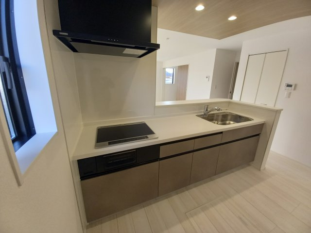 ◇内郷高坂町　2期　自慢したくなる、ハイセンスなデザイン♪　◇のキッチン|同施工◆◆キッチンの写真です◆　使い勝手がよくかつ、おしゃれにも見えるシステムキッチン採用！
作業スペースが広くてお料理がはかどります。

