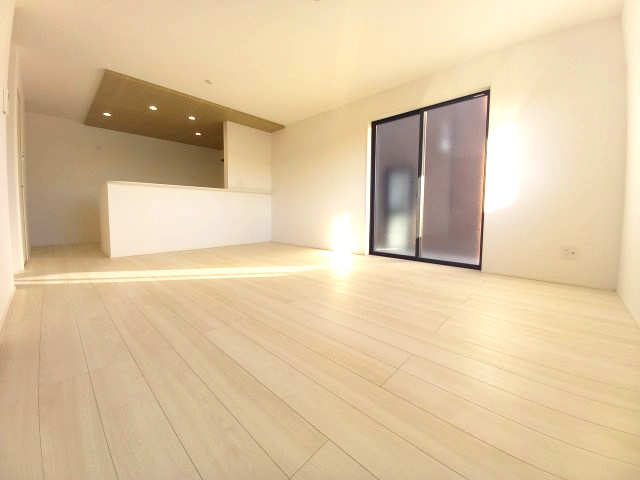 ◇内郷高坂町　2期　自慢したくなる、ハイセンスなデザイン♪　◇の居間・リビング|同施工◆リビングの写真です◆　通風と採光を考慮したリビングは家族が自然と集まる空間となります！居心地の良いリビングで家族団らんを！