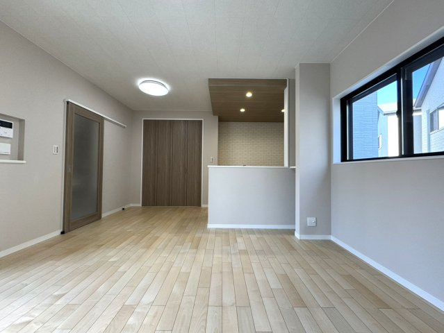 乙訓郡大山崎町円明寺鳥居前の居間・リビング|リビングには大きな窓があり、自然光がたっぷりと差し込みます。