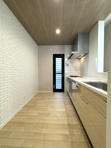 乙訓郡大山崎町円明寺鳥居前のキッチン|背面と上部のアクセントクロスがお洒落なキッチン空間を演出してくれます。