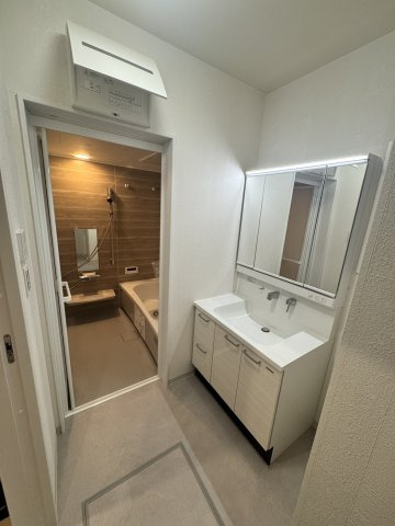 乙訓郡大山崎町円明寺鳥居前の独立洗面台|ワイド設計の洗面化粧台です。