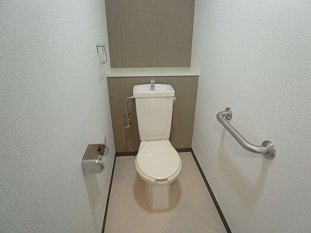 アルタイル中上のトイレ|手すり付きの綺麗なトイレ