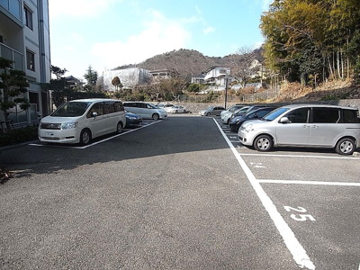 【駐車場】 | アルタイル中上 | 敷地内のロボットゲート付き駐車場