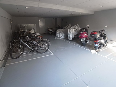 【その他共用部分】 | アルタイル中上 | 屋内の駐輪スペース、大きなバイクも無料です