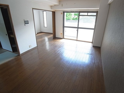 【居間・リビング】 | アルタイル中上 | 日当たり良好の明るいリビングスペース