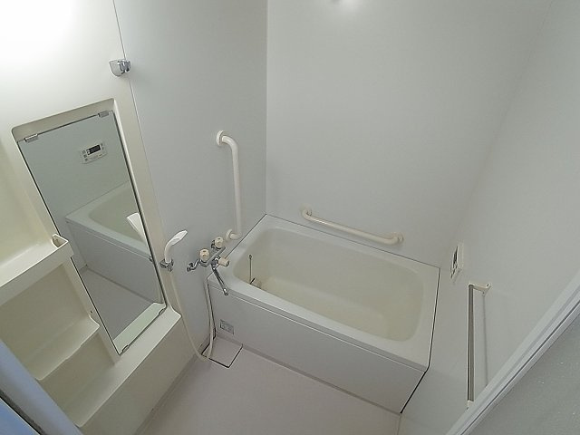 アルタイル中上の浴室|追炊き付きお風呂、鏡も完備してます