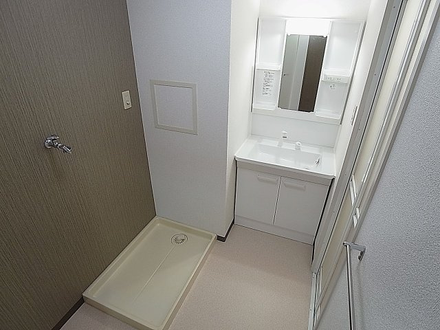 アルタイル中上の洗面所|シャワー付きの洗面台、脱衣所も広々してます