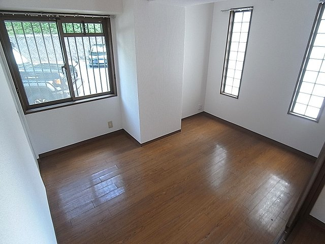 アルタイル中上の内装|洋室6帖のお部屋、日当たり良好です