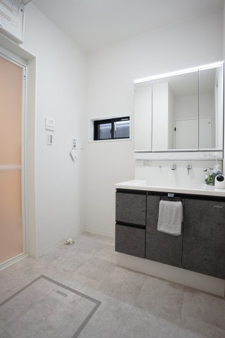 乙訓郡大山崎町円明寺鳥居前の独立洗面台|配色がお洒落な洗面化粧台です。三面鏡付きで大変便利です(^^♪