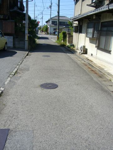 中須賀町2丁目　売土地の前面道路含む現地写真