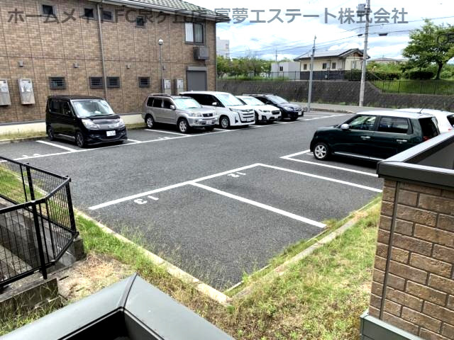 リビングタウン狭山池公園A棟の駐車場