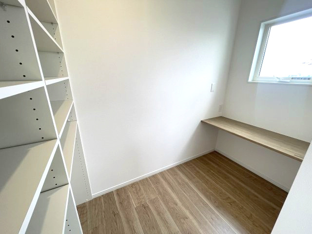 佐伯区皆賀１丁目　№35913の洋室|洋室9.52帖内には
収納・カウンターもあり
便利です。