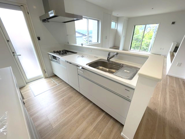 佐伯区皆賀１丁目　№35913のキッチン|リビング全体を見渡せる
対面式キッチンです。