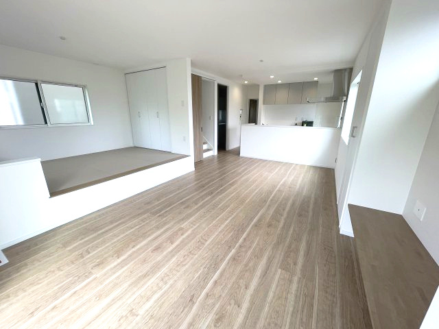 佐伯区皆賀１丁目　№35913の居間・リビング|ＬＤＫ17.6帖
ダイニングテーブルやソファを
置いてもゆとりがあります。