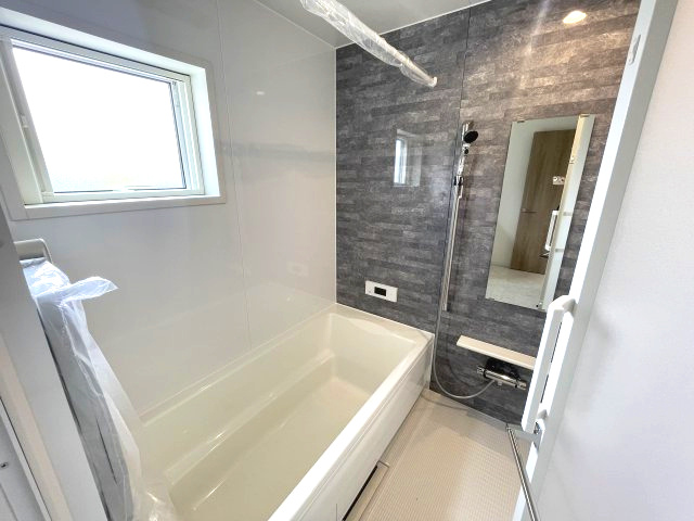 佐伯区皆賀１丁目　№35913の浴室|アクセントクロスが
おしゃれです。