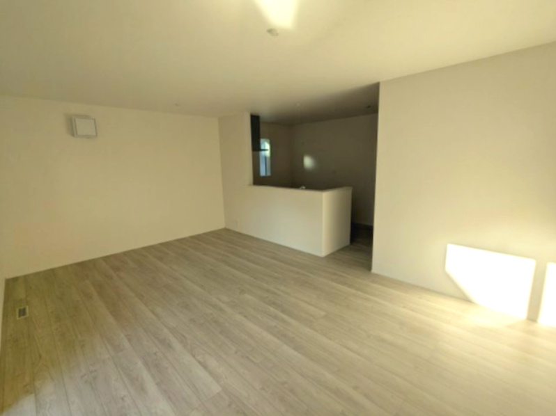 LIGNAGE並榎町24－1期の居間・リビング|明るい日差しが差し込むLDK。