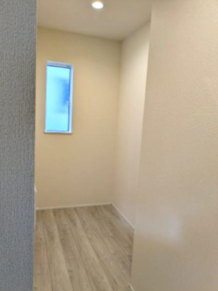 LIGNAGE並榎町24－1期の設備|キッチンと洗面室の間に配したユーティリティスペース。家事室としてはもちろん、パントリーやファミリークロークとしても使える便利な空間です。