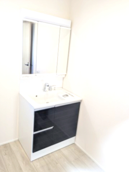 LIGNAGE並榎町24－1期の独立洗面台|三面鏡付きの独立洗面台です。