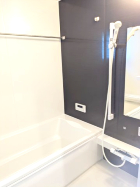 LIGNAGE並榎町24－1期の浴室|浴室乾燥機能付きのバスルームです。アクセントカラーを効かせた、スタイリッシュな空間。