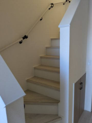 LIGNAGE並榎町24－1期のその他|階段下に収納スペース。