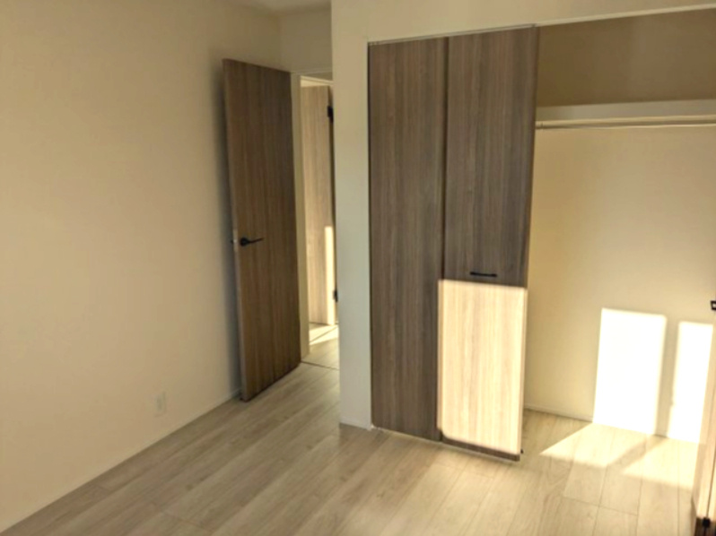 LIGNAGE並榎町24－1期の洋室|大開口クロゼット付きの洋室。