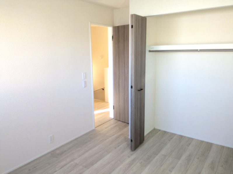 LIGNAGE並榎町24－1期の洋室|ニュアンスカラーの床・扉色で統一感がありますね。