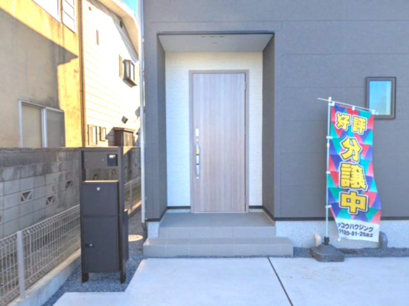 LIGNAGE並榎町24－1期の玄関|シンプルで使いやすい玄関です。明るい木目調の玄関ドアで訪れる人を温かく迎えます。